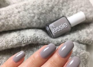 We’re Giving Mirror Nails a Chance