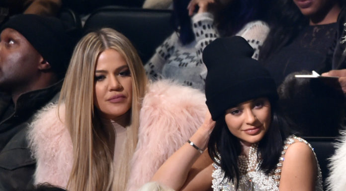 Even While Doing Their Make-Up Drunk, Kylie and Khloé Look Fab!