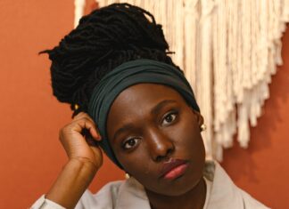 Wide Black Headbands Are the Latest Y2K Trend to Make a Glorious Comeback Headband