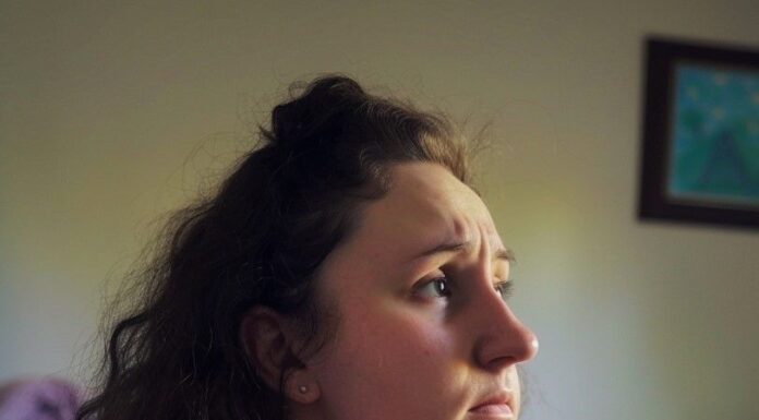 Woman Sells Her Ex’s Ring, Jeweler Uncovers an Unbelievable Secret